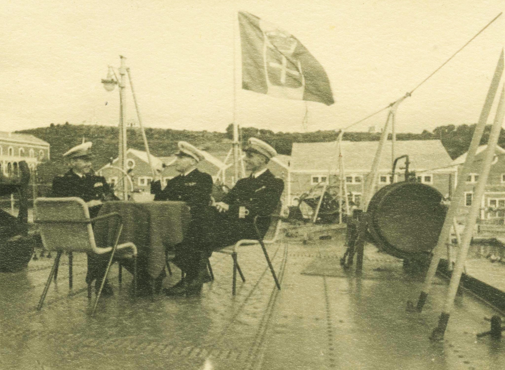 Anno 1943. Ufficiali a bordo dell'ATTILIO REGOLO nel porto di Mahon 